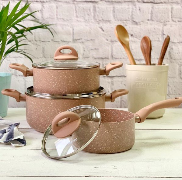 Набір посуду для нової кухні: що в нього включити