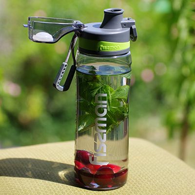 Прохолода в спекотний день. Пляшка для води, морсу