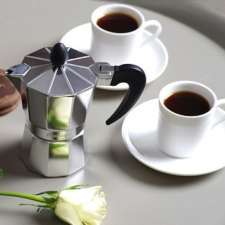 Гейзерная кофеварка Fissman на 2 порции / 120 мл с 2 чашками и 2 блюдцами алюминий (3324) Гейзерная кофеварка Fissman на 2 порции / 120 мл с 2 чашками и 2 блюдцами алюминий (3324)