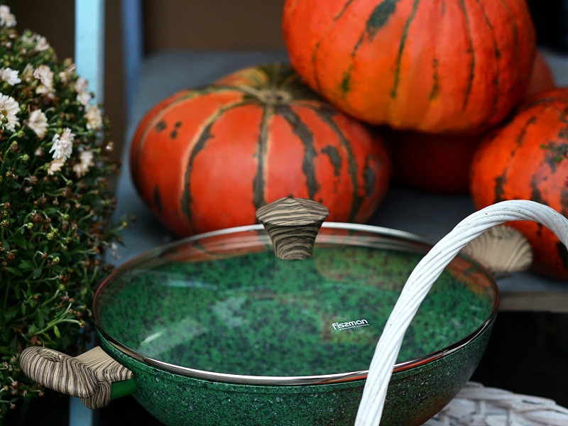 Що таке сковорідка-вок? І в чому її переваги?